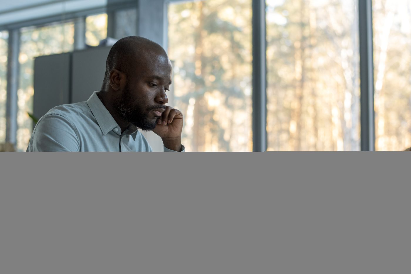 Designer à son poste de travail, équipe créative 2s-media — conception UX/UI, identité visuelle et prototypage.